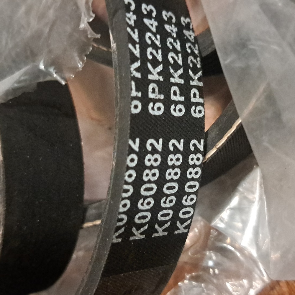 Automotive Serpentine belt (New]